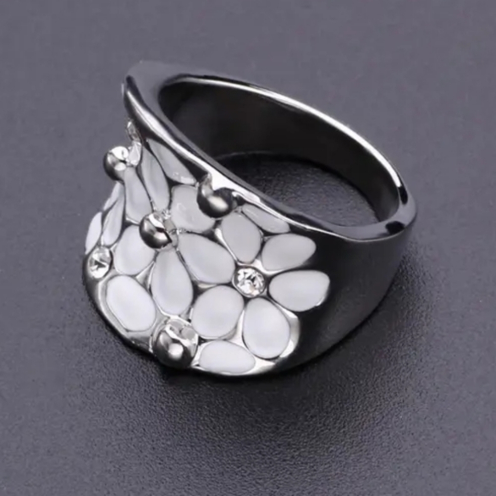 Gorgeous must have fashion Jewelry.‎  Silver white petal ring. Stunning. NEW NWT